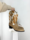 VINTAGE COW PRINT TAN LEATHER COWBOY BOOTS | 7