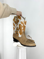 VINTAGE COW PRINT TAN LEATHER COWBOY BOOTS | 7