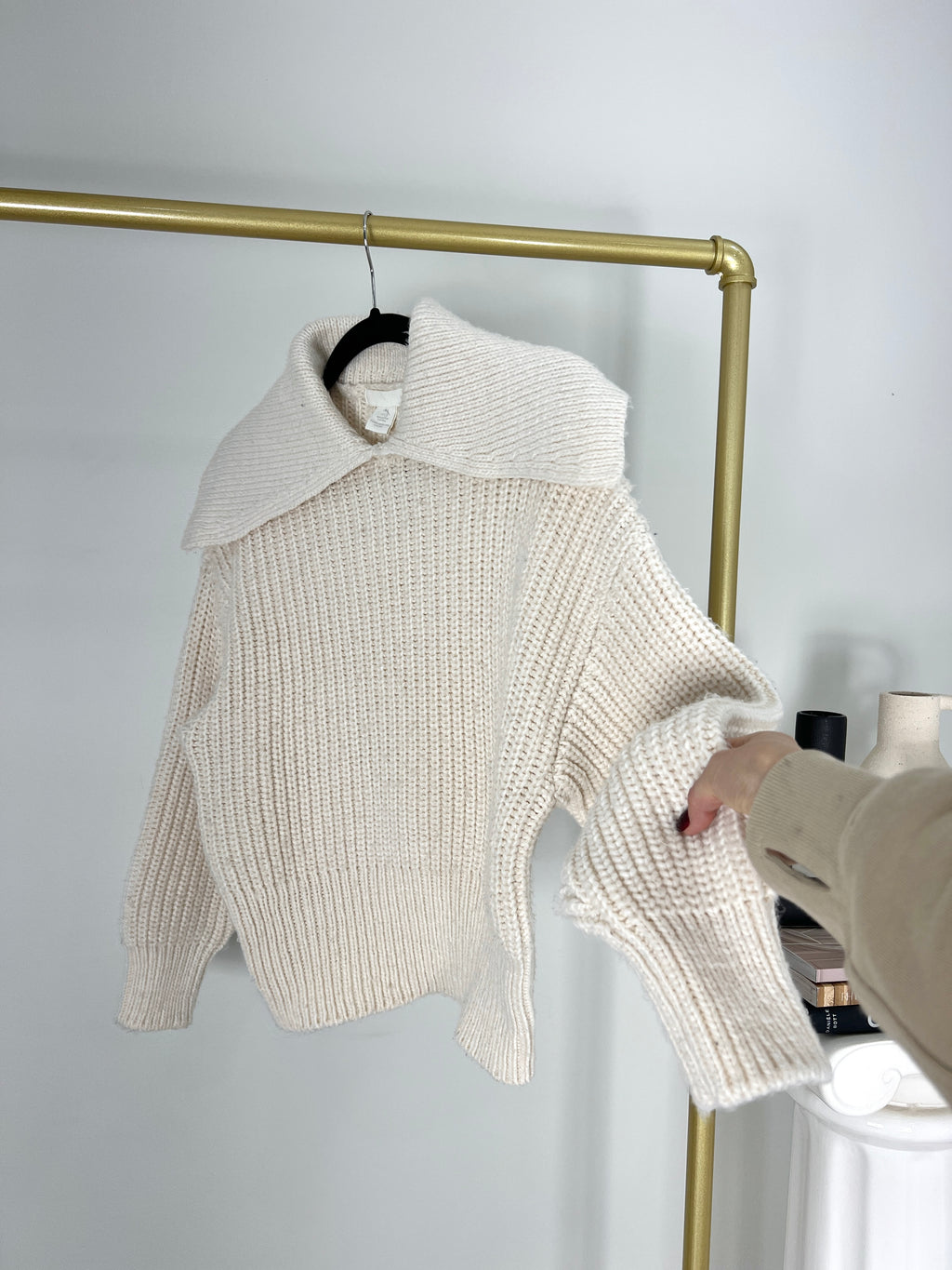 CREAM RIB KNIT COLLARED SWEATER