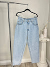 VINTAGE LEVI'S 560 RELAXED FIT LIGHT WASH RAW HEM JEANS - SIZE 32