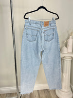VINTAGE LEVI'S 560 RELAXED FIT LIGHT WASH RAW HEM JEANS - SIZE 32