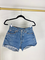 VINTAGE 501 MEDIUM/DARK WASH LEVI'S DENIM SHORTS | 26