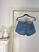 VINTAGE 501 MEDIUM/DARK WASH LEVI'S DENIM SHORTS | 26