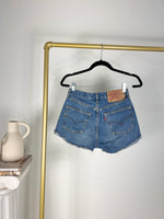 VINTAGE 501 MEDIUM/DARK WASH LEVI'S DENIM SHORTS | 26