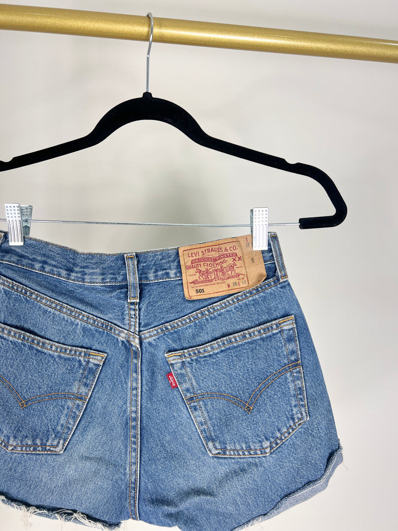 VINTAGE 501 MEDIUM/DARK WASH LEVI'S DENIM SHORTS | 26