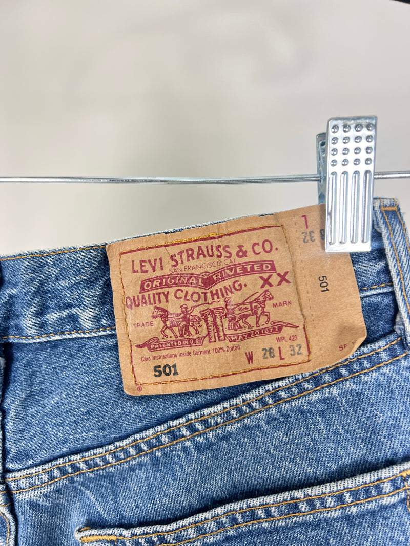 VINTAGE 501 MEDIUM/DARK WASH LEVI'S DENIM SHORTS | 26