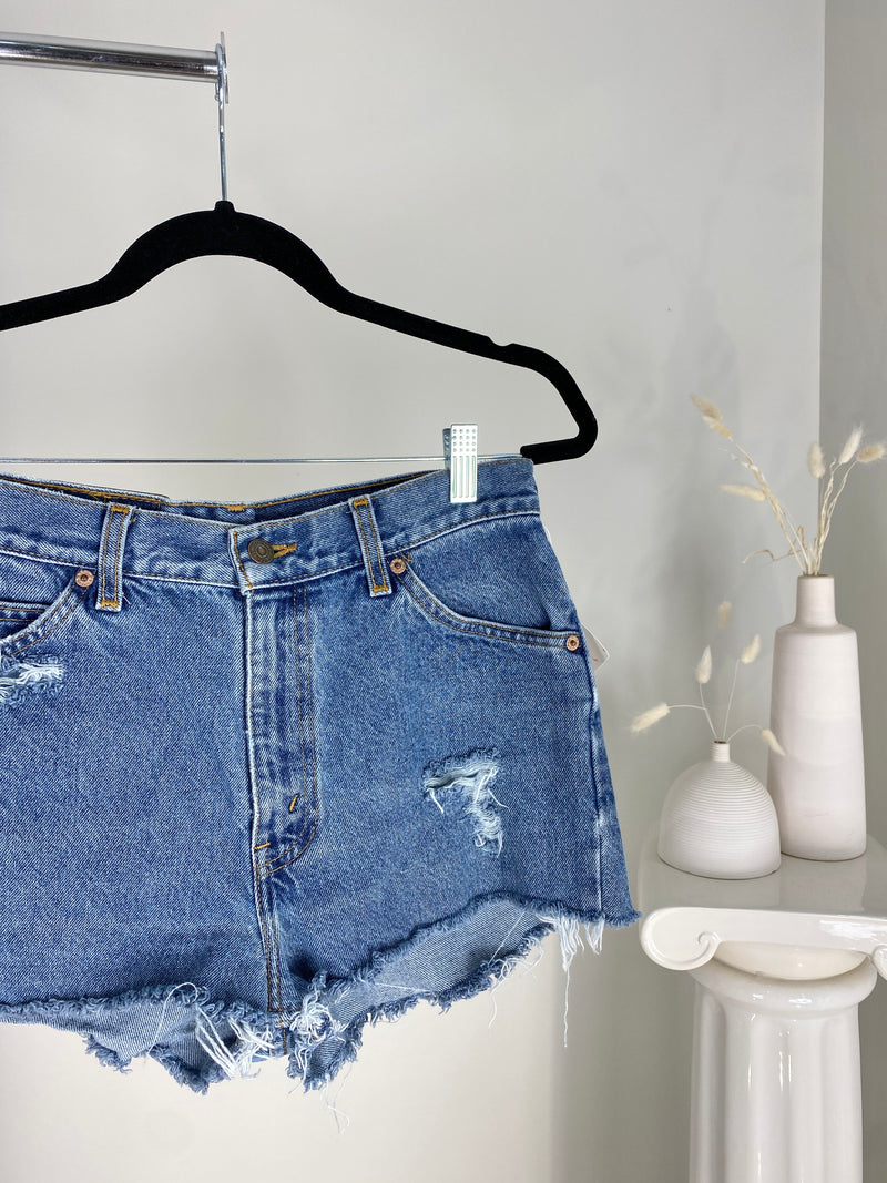 VINTAGE MEDIUM WASH LEVI'S DENIM CUTOFFS - SIZE 4-6