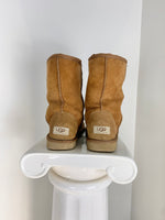 CLASSIC SHORT TAN UGGS - SIZE 7