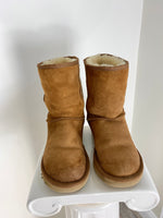 CLASSIC SHORT TAN UGGS - SIZE 7